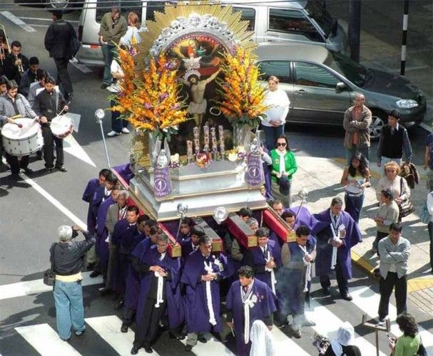 Limeños pay homage to the Lord of Miracles