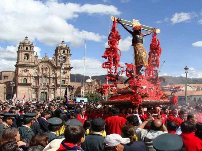 Easter celebrations in Peru are a quite traditional affair with some ancient customs mixed; here the procession of El Señor de los Temblores in Cusco on Holy Monday; photo: Andina
